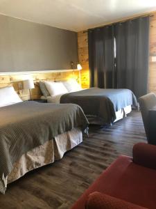 Postel nebo postele na pokoji v ubytování Greenside Motel