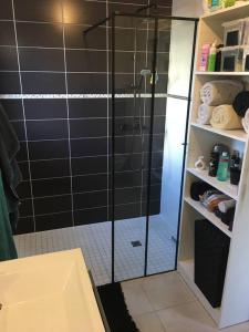 Kúpeľňa v ubytovaní Charmante maison neuve à 2 pas de la mer !! + 6 fotografií