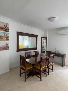 comedor con mesa y sillas en Continental Gandia - Private rooms TV, en Gandía