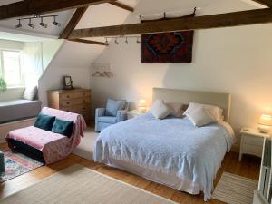 um quarto com uma cama e uma cadeira em Dalton House Bed and Breakfast em Newcastle upon Tyne