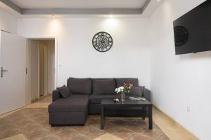 un soggiorno con divano e tavolo di New apartment with pool and jacuzzi only for you a Kaštela (Castelli)
