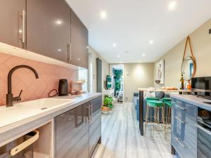 uma cozinha com um lavatório e um balcão em Vitamin Sea Residency em Herne Bay