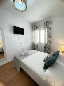 1 dormitorio con 1 cama grande y TV en Continental Gandia - Private rooms TV, en Gandía