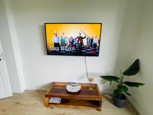 sala de estar con TV colgada en la pared en modern * zentral * Netflix * Arbeitsplatz, en Wuppertal