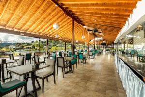 Hotel Los Recuerdos في غواتابيه: مطعم بطاولات وكراسي ونوافذ