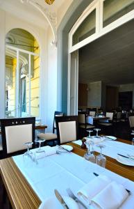 ein Esszimmer mit einem Tisch mit weißen Tellern und Besteck in der Unterkunft Hotel Splendid in Montreux