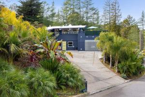 una casa azul con muchos árboles y plantas en Mid-Century Luxury Suite - Marin Stay Near SF, Napa & Sonoma, en San Rafael 39 fotos más
