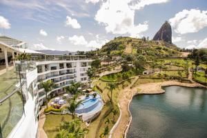 una vista aerea del resort con una montagna sullo sfondo di Hotel Los Recuerdos a Guatapé