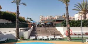 Bazén v ubytovaní Ático playa Vera, Costa Rey, jacuzzi y 3 piscinas, 2 terrazas 50m alebo v jeho blízkosti