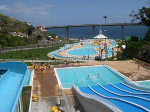 uma grande piscina com muitas pessoas em Viewpoint - Lovely Nature View em Machico