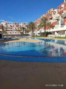 Bazén v ubytovaní Ático playa Vera, Costa Rey, jacuzzi y 3 piscinas, 2 terrazas 50m alebo v jeho blízkosti