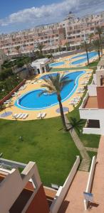 Bazén v ubytovaní Ático playa Vera, Costa Rey, jacuzzi y 3 piscinas, 2 terrazas 50m alebo v jeho blízkosti
