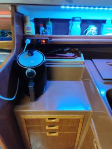 Kuhinja ili čajna kuhinja u objektu Precioso barco para desconectar