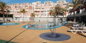 Bazén v ubytovaní Ático playa Vera, Costa Rey, jacuzzi y 3 piscinas, 2 terrazas 50m alebo v jeho blízkosti