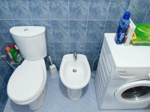 un baño con inodoro y lavabo en Kristi Apartment 2 Min to Sea Netflix & Espresso Station, en Sarandë 56 fotos más
