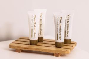 eine Gruppe von vier Tassen auf einem Holzregal in der Unterkunft Luxury apartment 5 min to city centre*free parking in Newcastle upon Tyne + 30 Fotos