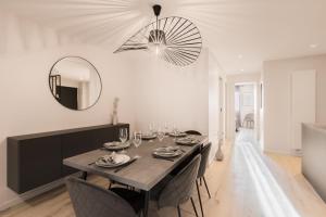 - une salle à manger avec une table et un miroir dans l'établissement CASABLANCA free parking, à Annecy