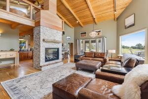 ein Wohnzimmer mit Couch und Kamin in der Unterkunft The Driftwood in Sea Ranch