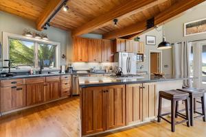 eine Küche mit Holzschränken und einer Holzdecke in der Unterkunft The Driftwood in Sea Ranch