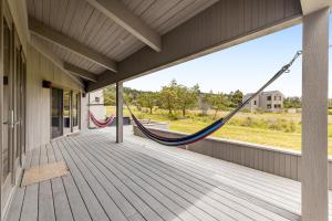 eine Hängematte auf der Veranda eines Hauses in der Unterkunft The Driftwood in Sea Ranch
