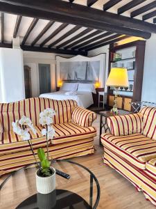 A seating area at Piccadilly Penthouse with Jacuzzi