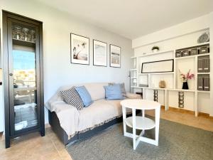 salon z kanapą i stołem w obiekcie Beachfront apartment with ocean views w mieście Los Cristianos