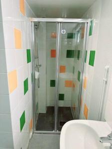 y baño con ducha y lavamanos. en Grand appartement périphérie de Paris et N1 "Appart'6", en Pierrefitte-sur-Seine