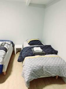 1 dormitorio con 2 camas individuales en una habitación en Grand appartement périphérie de Paris et N1 "Appart'6", en Pierrefitte-sur-Seine