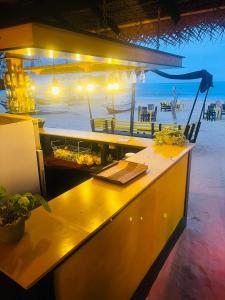 - un bar avec vue sur la plage la nuit dans l'établissement Golden Beach Cottages, à Trincomalee