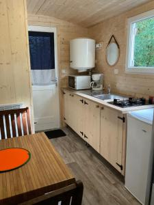 Kuchyň nebo kuchyňský kout v ubytování Camping Le Canoë