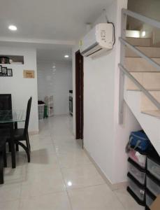 ein Wohnzimmer mit einem Tisch und einem Esszimmer in der Unterkunft Bright Duplex 2 bedroom Apartment, kitchen, bathroom & living room in Cartagena de Indias