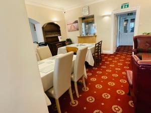 un comedor con mesa y sillas en una habitación en Fairlight Guesthouse, en Glenridding