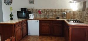 Kuchyňa alebo kuchynka v ubytovaní Maison de campagne au cœur d'un élevage de poneys connemara + 3 fotografie