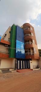 um edifício com uma fachada colorida ao lado em Sharif's Penthouse em Hyderabad