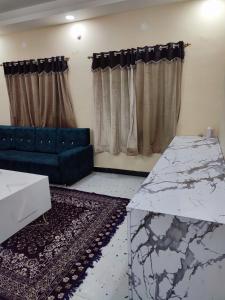 uma sala de estar com um sofá e uma mesa em Sharif's Penthouse em Hyderabad