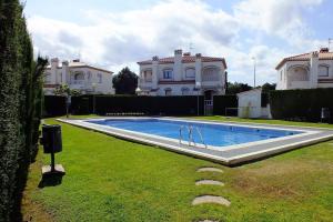 - une piscine en face d'une grande maison dans l'établissement Miami Playa: houses / villas - 4 rooms - 6 persons, à Mont-roig