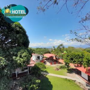 una imagen de un complejo con la sede internacional del cámara del hotel en Hotel campestre las palmas, en Villavicencio