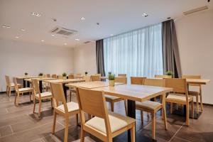 فندق ميكسيكو في ليوبليانا: قاعة اجتماعات مع طاولات وكراسي خشبية