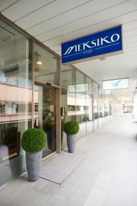 فندق ميكسيكو في ليوبليانا: اثنين من النباتات الفخارية أمام المبنى