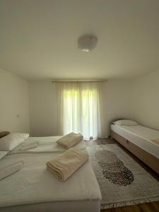 sypialnia z 2 łóżkami i oknem w obiekcie Terzibašin Konak w Sarajewie