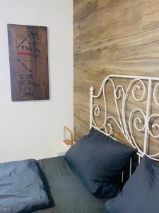 ein Schlafzimmer mit einem Bett mit einer Holzwand in der Unterkunft Ferienwohnung Burkhart in Bundenthal