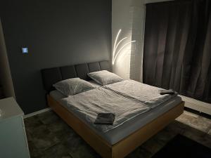 Una cama en un dormitorio con luz. en Übernachtungsmöglichkeit und Monteurzimmer, en Hamdorf