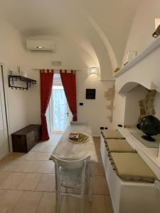 een woonkamer met een tafel en een bank bij La Casetta di Sofia in Ceglie Messapica