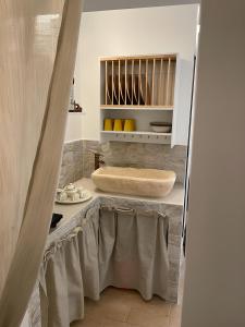 y baño con ducha, lavabo y espejo. en La Casetta di Sofia en Ceglie Messapica