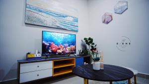 - un salon avec une commode et une télévision à écran plat dans l'établissement Nadee Cozy Home - The Shore Kota Kinabalu, à Kota Kinabalu