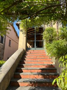 eine Treppe, die zu einem Gebäude führt in der Unterkunft La casa di Zoe-ARTANDTRAVEL in Montefiascone