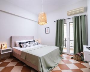 una camera da letto con un grande letto con tende verdi di Hospitium Crete a Moírai
