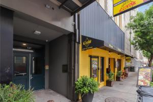 un bâtiment avec une porte bleue dans une rue dans l'établissement Roami at Bourbon Place, à La Nouvelle-Orléans