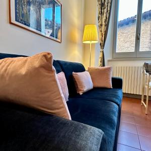 een blauwe bank met kussens in de woonkamer bij Dreaming Assisi Apartment in Assisi