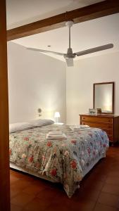 een slaapkamer met een bed en een plafondventilator bij Dreaming Assisi Apartment in Assisi